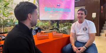 Fotografía de Martín Benítez siendo entrevistado por Franco Scandizzo,