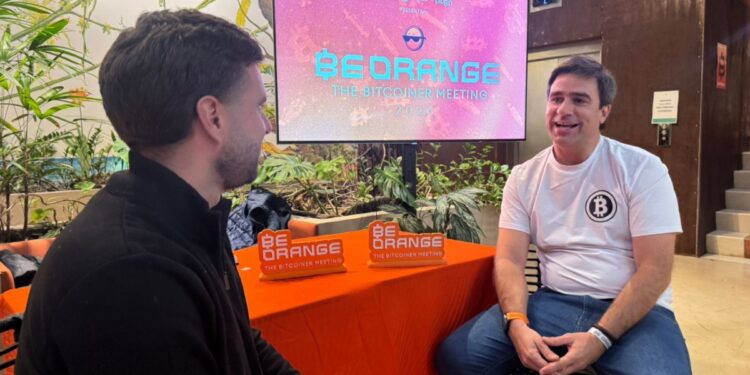 Fotografía de Martín Benítez siendo entrevistado por Franco Scandizzo,
