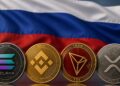 Monedas físicas de solana, bnb, tron y XRP delante de la bandera de Rusia.