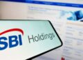 Teléfono inteligente que refleja el logo de SBI Holdings.