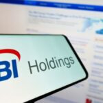 Teléfono inteligente que refleja el logo de SBI Holdings.
