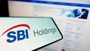 Teléfono inteligente que refleja el logo de SBI Holdings.