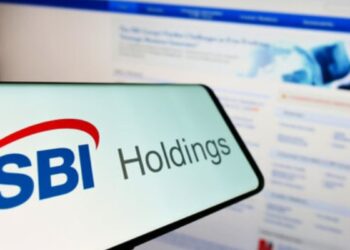 Teléfono inteligente que refleja el logo de SBI Holdings.