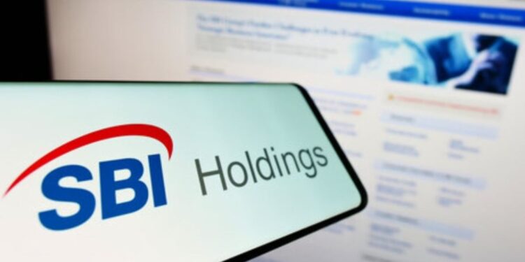Teléfono inteligente que refleja el logo de SBI Holdings.