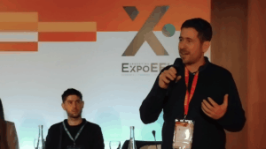 Sebastiรกn Camiser hablando en la conferencia ExpoEFI.
