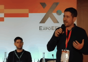 Sebastián Camiser hablando en la conferencia ExpoEFI.