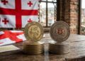 Par de monedas, una que dice STABLECOIN GEL y otra que dice CBDC. En Georgia y su bandera.