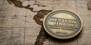 Moneda que tiene grabado el logo de Western Union. Con la silueta de Latinoamérica de fondo.