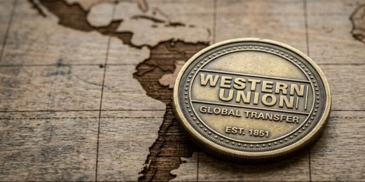 Moneda que tiene grabado el logo de Western Union. Con la silueta de Latinoamérica de fondo.