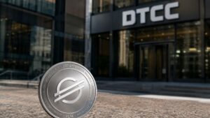 En primer plano: moneda física de Stellar (XLM). En el fondo: edificio corporativo de DTCC.