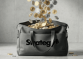 Una "lluvia de bitcoin" cae dentro de una bolsa con el logo de Strategy.