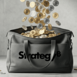 Una "lluvia de bitcoin" cae dentro de una bolsa con el logo de Strategy.