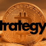 En primer plano: logo de Strategy. En el fondo: moneda de bitcoin.