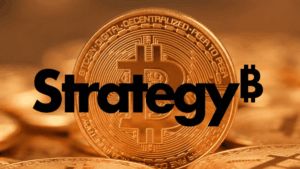En primer plano: logo de Strategy. En el fondo: moneda de bitcoin.