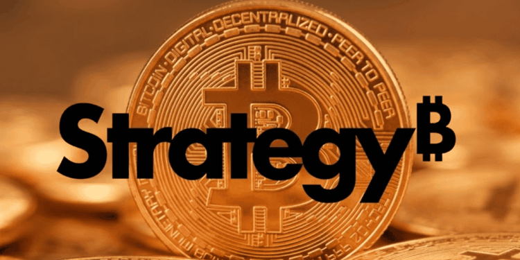 En primer plano: logo de Strategy. En el fondo: moneda de bitcoin.