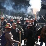 Fotografía de manifestantes bolivianos en las calles de La Paz.