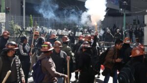 Fotografía de manifestantes bolivianos en las calles de La Paz.