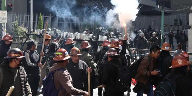Fotografía de manifestantes bolivianos en las calles de La Paz.