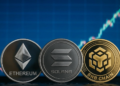 Monedas con el logo de ethereum, solana y BNB sobre un grafico de mercado
