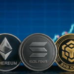 Monedas con el logo de ethereum, solana y BNB sobre un grafico de mercado