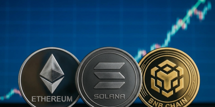 Monedas con el logo de ethereum, solana y BNB sobre un grafico de mercado