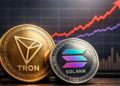 Monedas de Tron y Solana frente a gráfico financiero donde Tron supera a Solana en usuarios activos diarios.