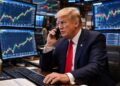 Donald Trump operando en la bolsa de valores frente a múltiples pantallas con gráficos financieros.