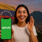 Mujer sonriente sosteniendo un teléfono con la app de Uphold.