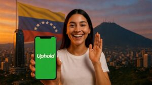 Mujer sonriente sosteniendo un telรฉfono con la app de Uphold.