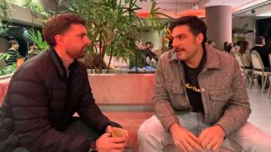 Fotografía de Bruno Vaccotti siendo entrevistado por Franco Scandizzo.