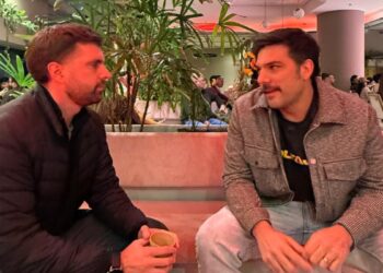 Fotografía de Bruno Vaccotti siendo entrevistado por Franco Scandizzo.