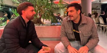 Fotografía de Bruno Vaccotti siendo entrevistado por Franco Scandizzo.