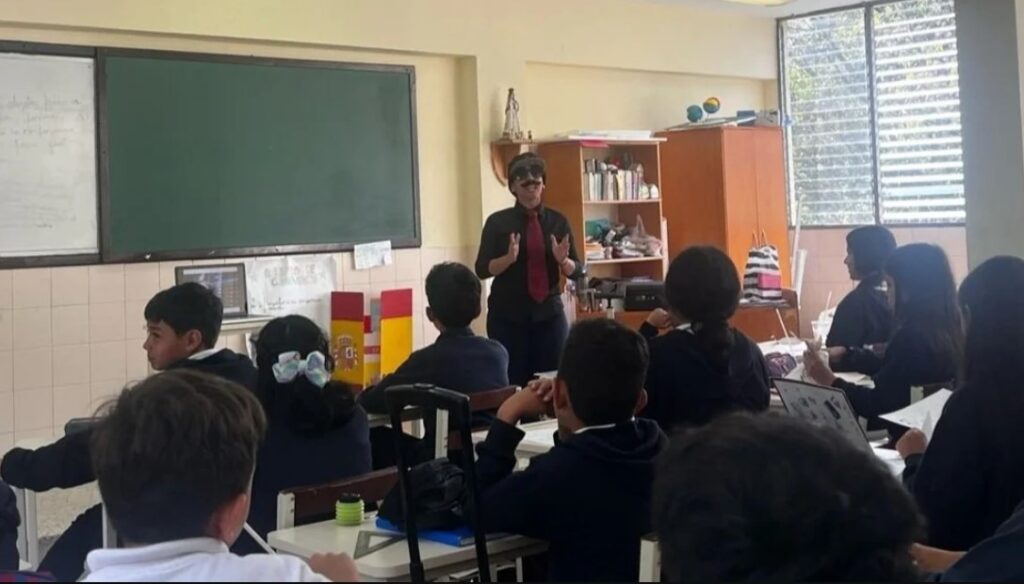 Fotografía de educador de Val-U impartiendo clases en una escuela de Venezuela.