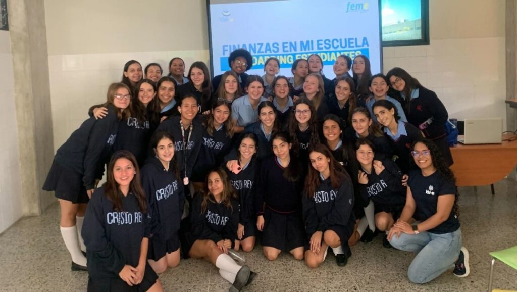 Fotografía de estudiantes del Colegio Cristo Rey en una clase de Val-U.