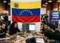 Bandera de Venezuela, con el logo de Solana en un salón con builders y desarrolladores.