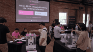 Representación de una votación en un centro físico, con personas depositando sus votos en urnas, generada por inteligencia artificial.