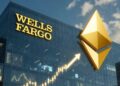 Edificio de Wells Fargo con logo Ethereum dorado y gráficos de crecimiento financiero.