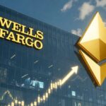 Edificio de Wells Fargo con logo Ethereum dorado y gráficos de crecimiento financiero.