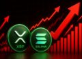 Gráfico de flechas rojas junto a una moneda física de XRP y a una de solana.