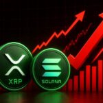 Gráfico de flechas rojas junto a una moneda física de XRP y a una de solana.