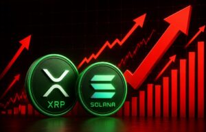 Grรกfico de flechas rojas junto a una moneda fรญsica de XRP y a una de solana.