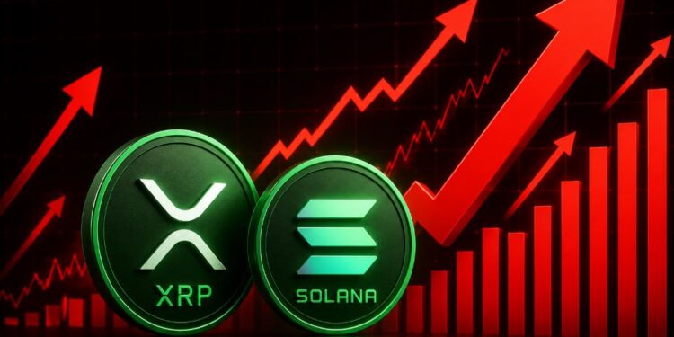 Grรกfico de flechas rojas junto a una moneda fรญsica de XRP y a una de solana.