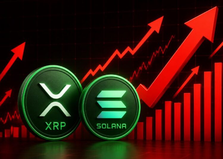 Gráfico de flechas rojas junto a una moneda física de XRP y a una de solana.