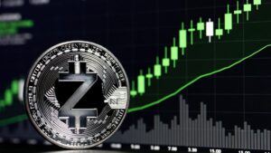 Moneda física de zcash en primer plano con un gráfico de precios alcista en verde de fondo.