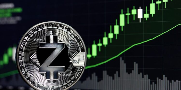 Moneda física de zcash en primer plano con un gráfico de precios alcista en verde de fondo.