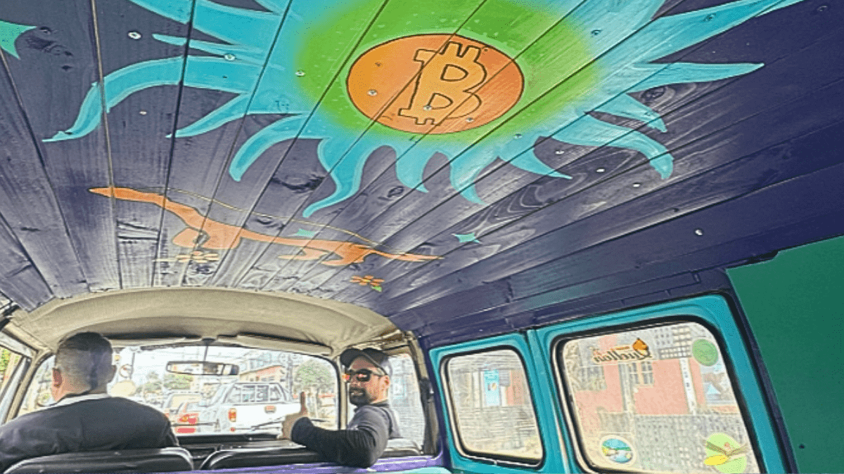 Una «máquina del misterio» recorre las playas de Chile enseñando a vivir con bitcoin
