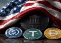 Bandera de Estados Unidos cubriendo la CBDC para darle paso a las stablecoins.