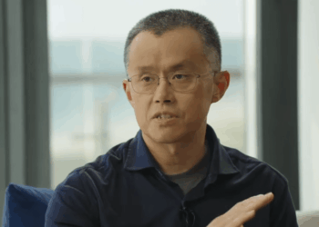 Fotografía de primer plano de Changpeng Zhao (CZ), fundador de Binance, vistiendo una camisa oscura y hablando durante una entrevista en Abu Dabi.