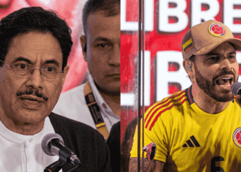 Imagen dividida en dos paneles que muestra en alta definición a los dos candidatos presidenciales de Colombia en la campaña de 2026. En el panel izquierdo, se observa un primer plano del candidato progresista Iván Cepeda Castro hablando con seriedad frente a un micrófono, vistiendo gafas, bigote, una camisa blanca de cuello mao y una chaqueta oscura. En el panel derecho, se muestra en primer plano al candidato conservador Abelardo de la Espriella en un mitin político, con la boca abierta en expresión enérgica mientras sostiene un micrófono.