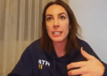 Retratro de la abogada Cris Carrascosa conversando durante una entrevista. La imagen está enfocada en su rostro con una iluminación clara, proyectando un tono formal y de análisis corporativo.